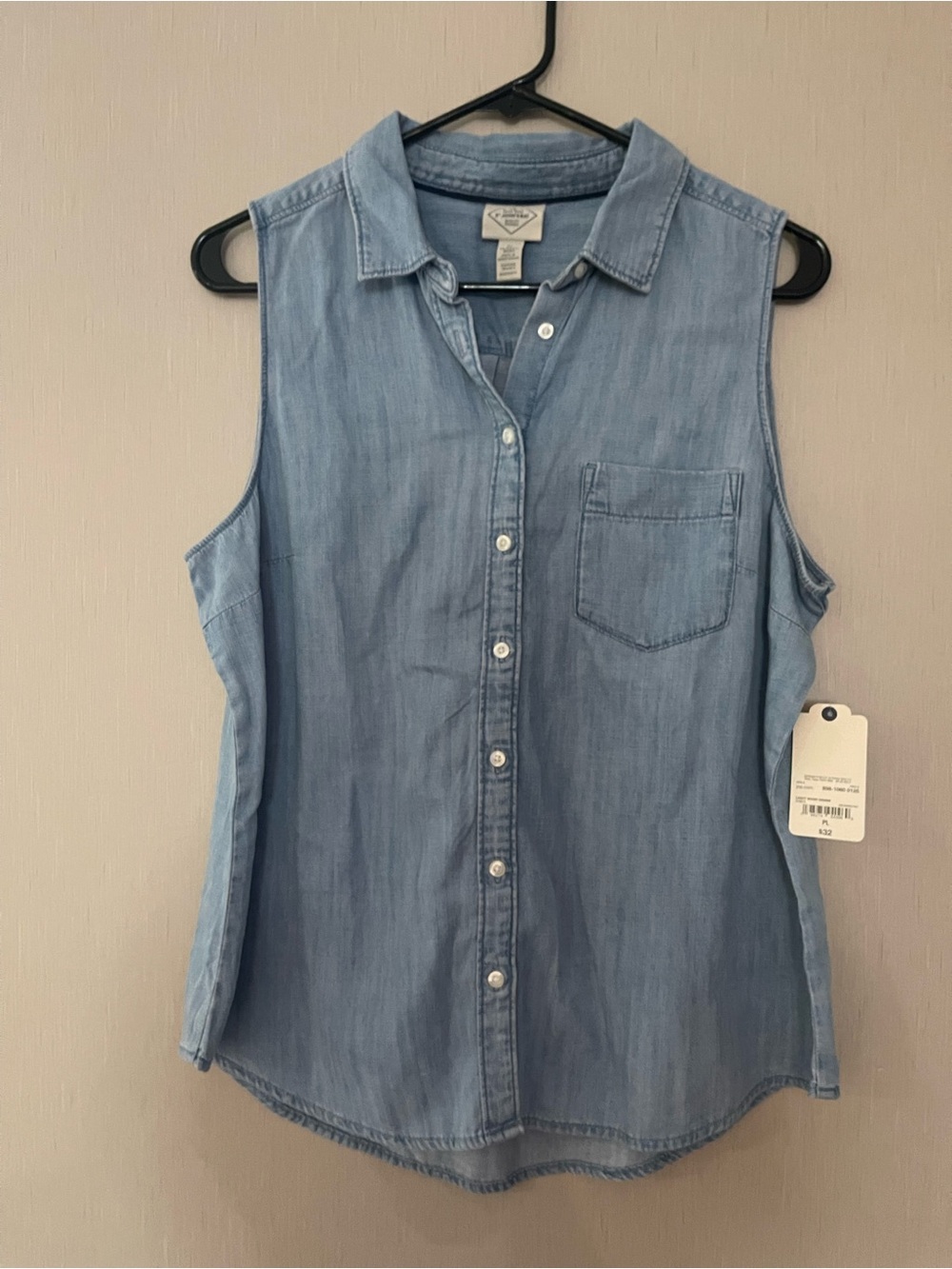 St. John’s bay NWT PL Light Blue Sleeveless Chambray Button-Down Top pocket